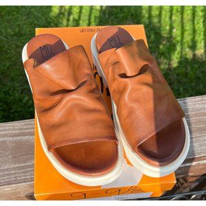 Miz Mooz Plymouth Leather Sandal in size 40 (US 9-9.5) Brand New